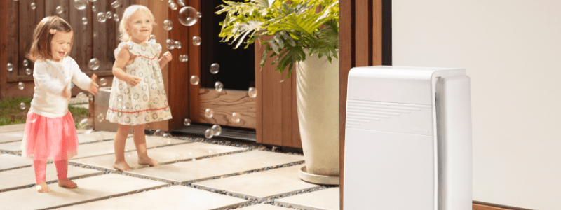 Lifestyle image of the Horizon air purifier with little kids